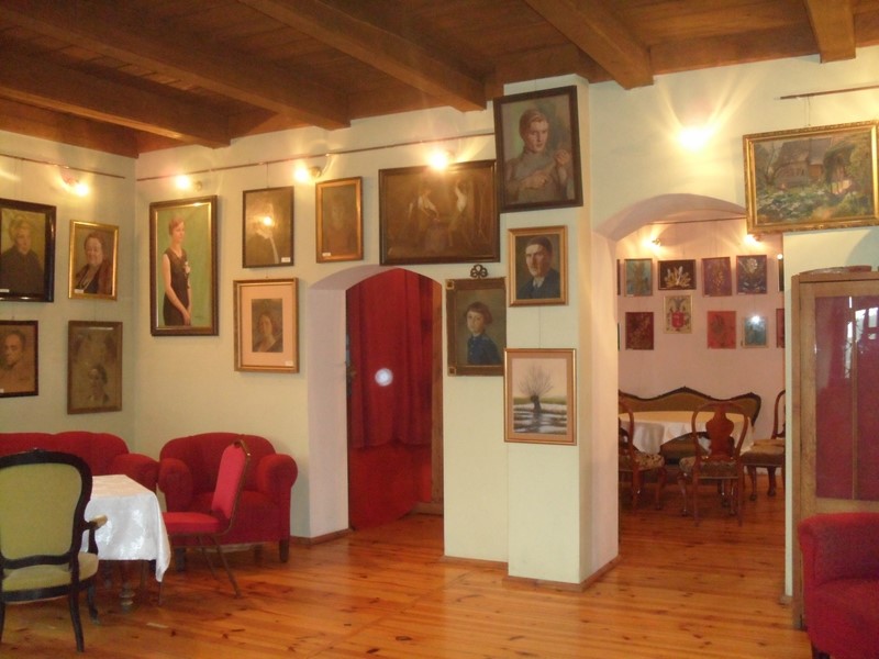 Muzeum posiada kolekcję dzieł wiśnickich malarzy
