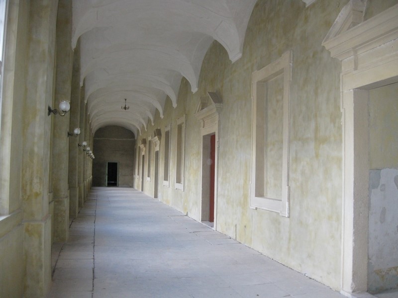 Zamkniętą galerią stanowiącą łącznik części renesansowej ze skrzydłem barokowym przechodzimy do sali balowej