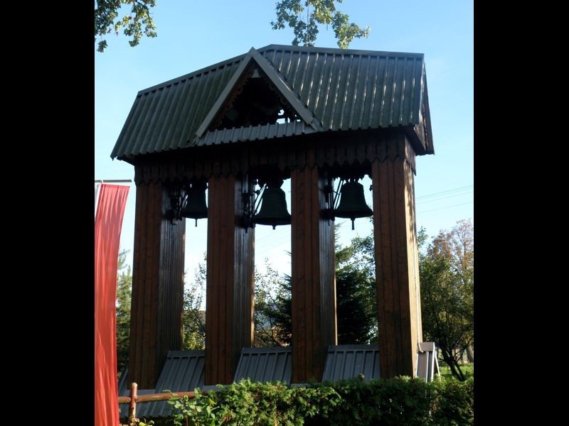 W 1964 r. z okazji 500-lecia konsekracji kościoła ufundowano trzy dzwony