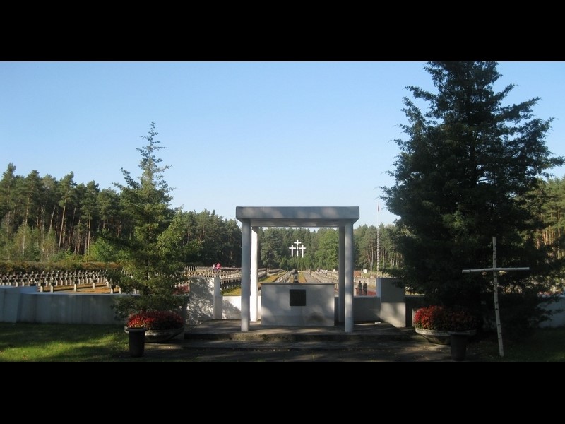 Urna na symbolicznym ołtarzu zawiera ziemię z miejsc, gdzie ofiary zostały rozstrzelane