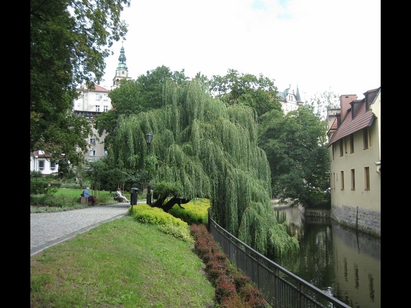 Przechodzimy przez most na kłodzkiej Młynówce