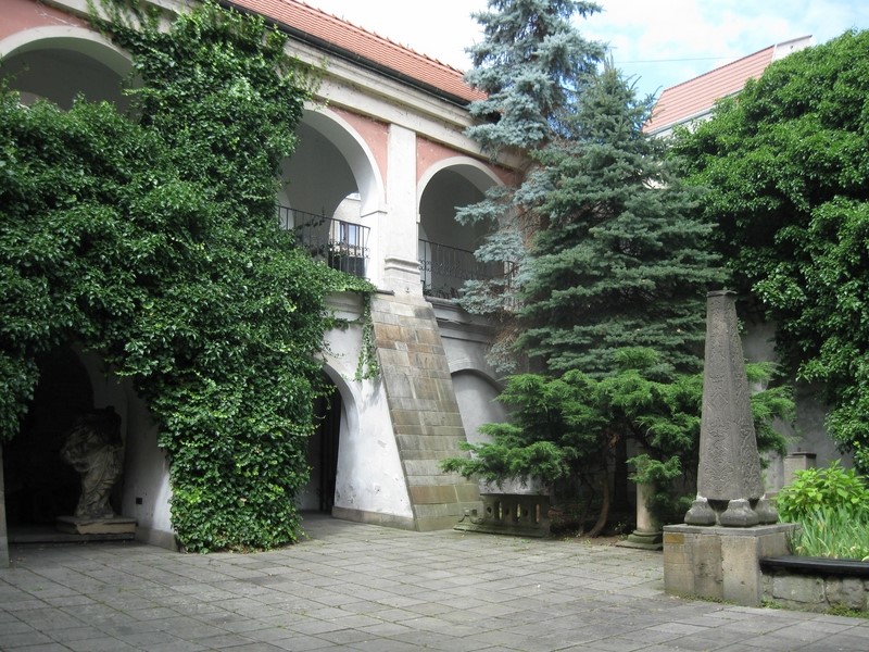 Muzeum - wewnętrzny dziedziniec d.konwiktu jezuitów, ob.lapidarium
