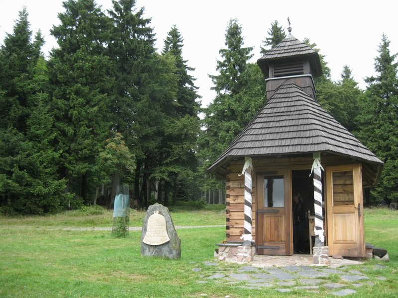 Przy schronisku kaplica pw.św.Krzysztofa z 2009 r.