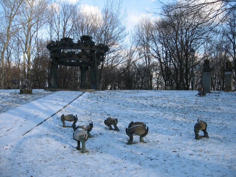 Wola Justowska - PARK DECJUSZA - plenerowa galeria rzeźb Bronisława Chromego