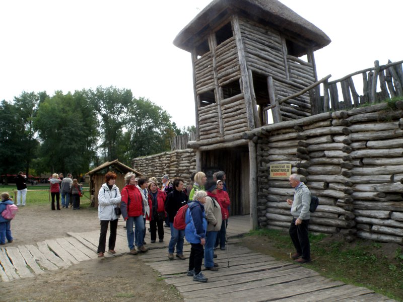 Biskupin - przed bramą zrekonstruowanej osady