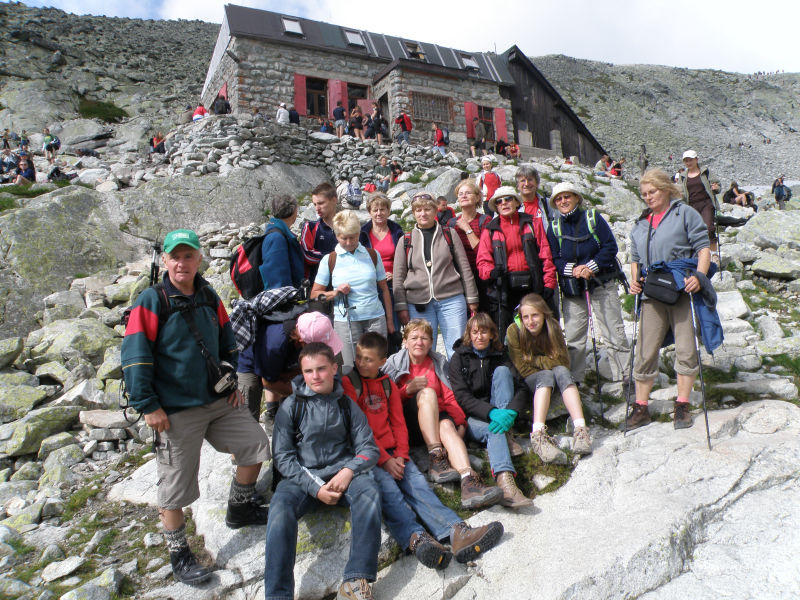 Przed „Chatą pod Rysami” 2250 m n.p.m od strony słowackiej - położona najwyżej w Tatrach, otwarta tylko w sezonie letnim
