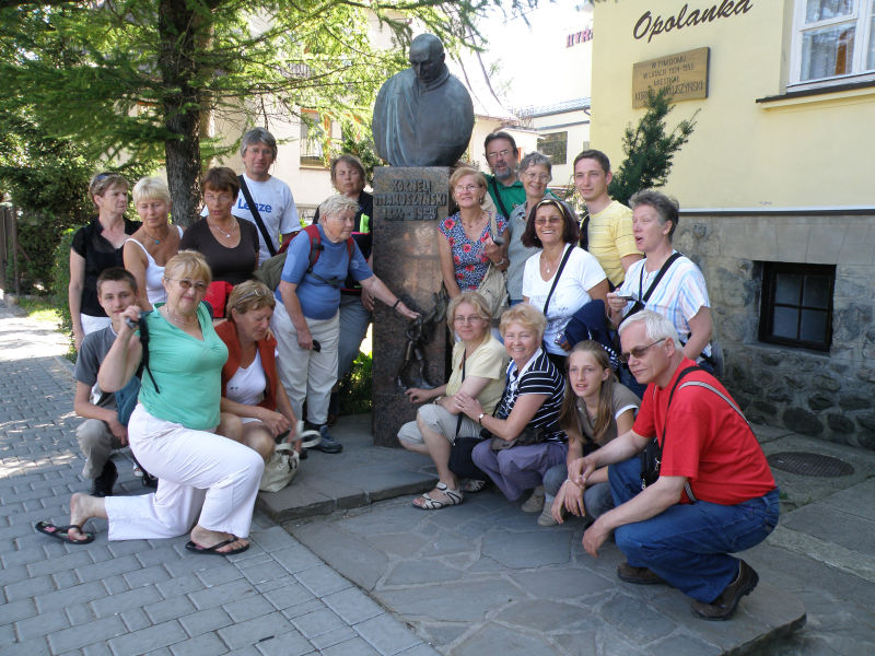 Zakopane, przed Muzeum Kornela Makuszyńskiego