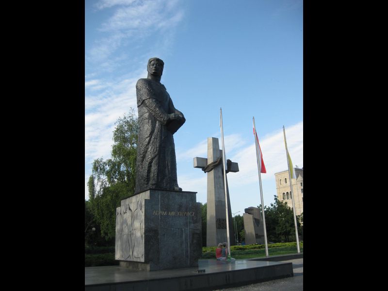 Pomnik A. Mickiewicza przy auli uniwersyteckiej