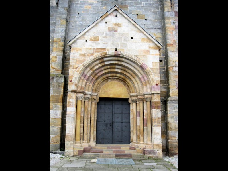Portal prowadzący do kościoła