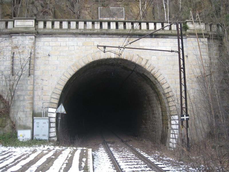 pokonujac kolejowy tunel
