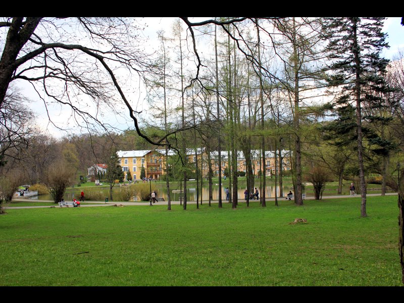 Nałęczowski Park Zdrojowy w pełnej krasie-w tle Sanatorium Nr1