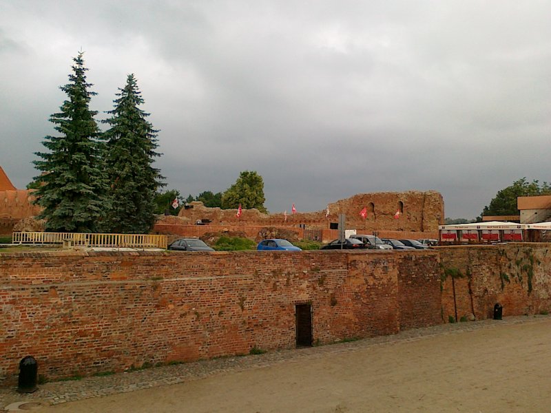 Starannie zabezpieczone  ruiny zamku krzyżackiego
