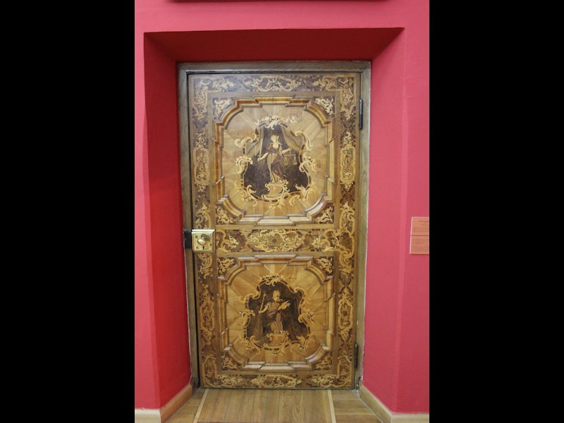 Piękne intarsjowane drzwi w muzeum ratuszowym