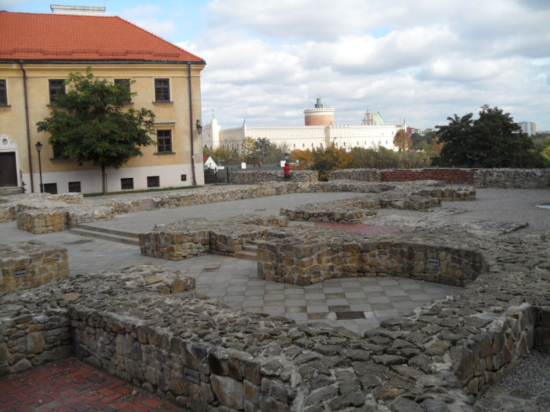 Plac po Farze, zrekonstruowane fragmenty, w tle Zamek Lubelski