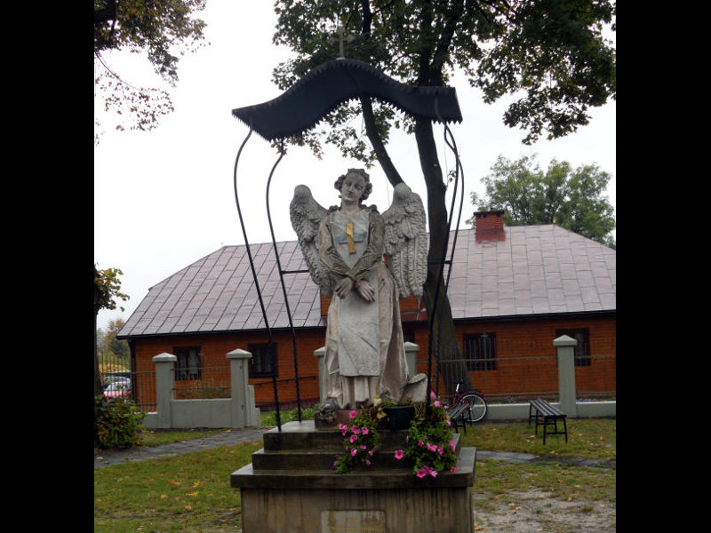 Anioł w szatach oo.Trynitarzy na placu Kościelnym