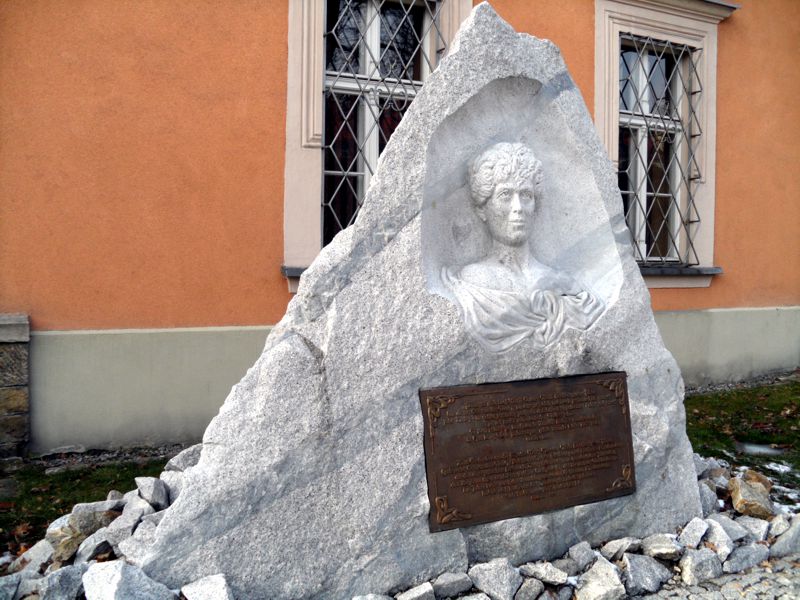 Pomnik Pamięci Księżnej Marii Teresy Oliwii Hochberg von Pless, znanej jako Daisy