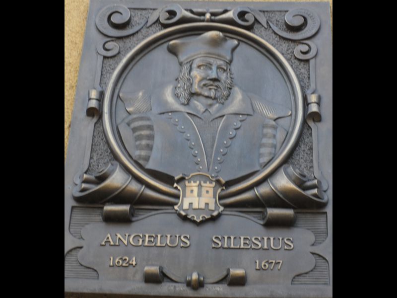 Tablica pamiątkowa Angelusa Silesiusa patrona PWSZ w Wałbrzychu