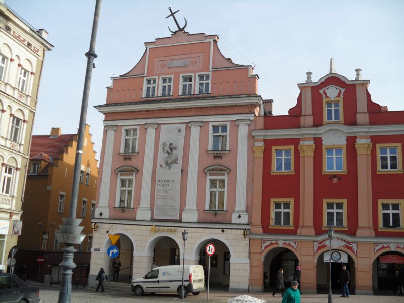 Rynek - kamienica "Pod kotwicą", obok kamienica "Pod trzema różami"