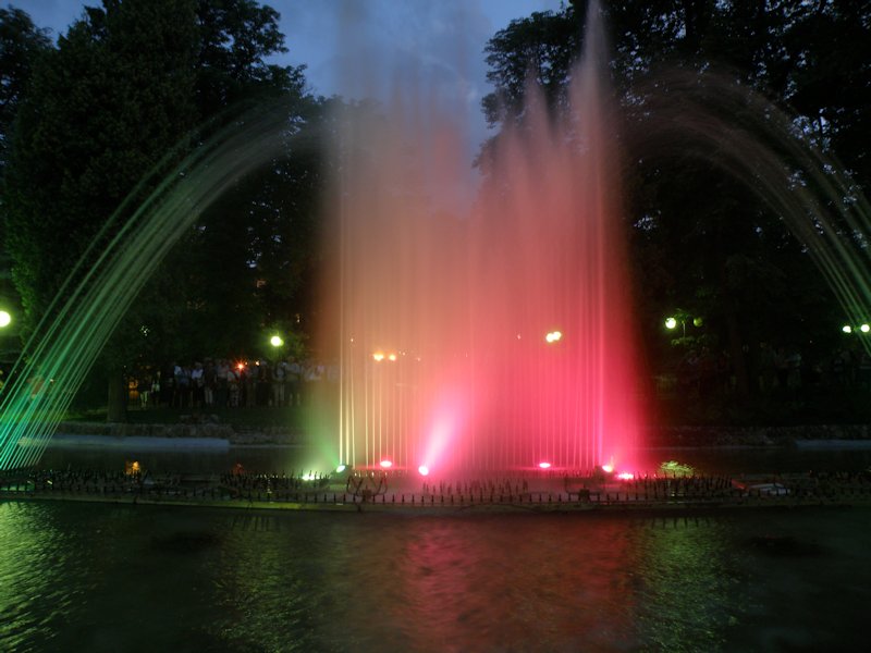 Kolorowa fontanna w Parku Zdrojowym