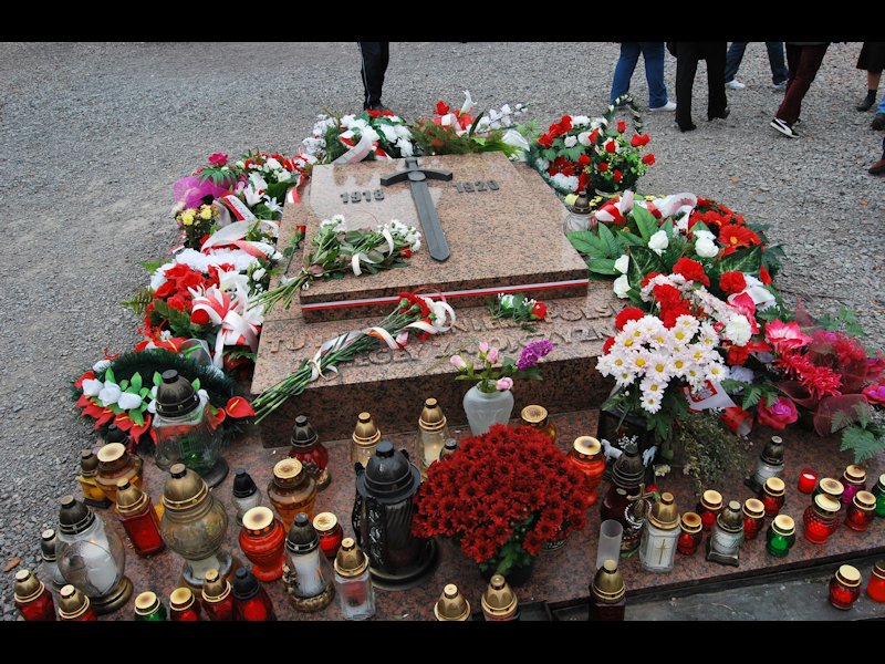 napis - TU LEŻY ŻOŁNIERZ POLSKI POLEGŁY ZA OJCZYZNĘ 1918 - 1920