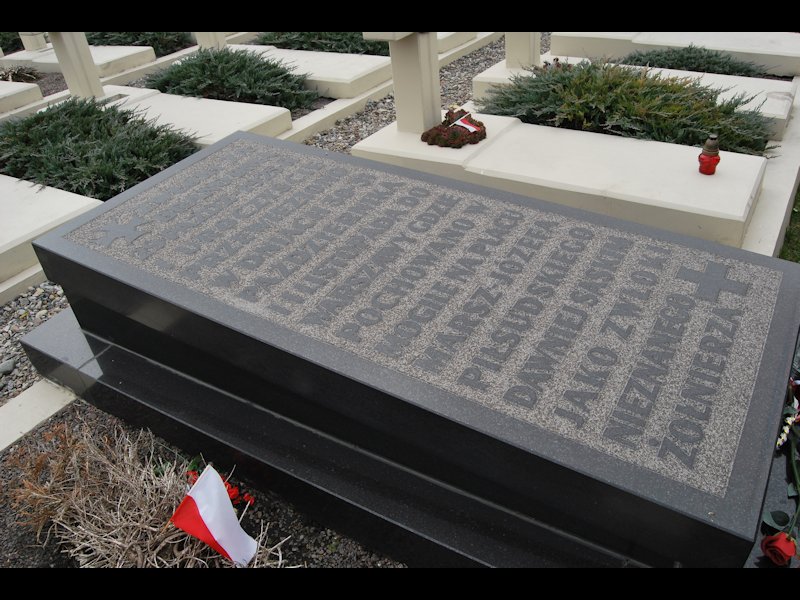 w 1925 roku ekshumowano zwłoki jednego z żołnierzy, przewieziono do Warszawy i złożono w Grobie Nieznanego Żołnierza