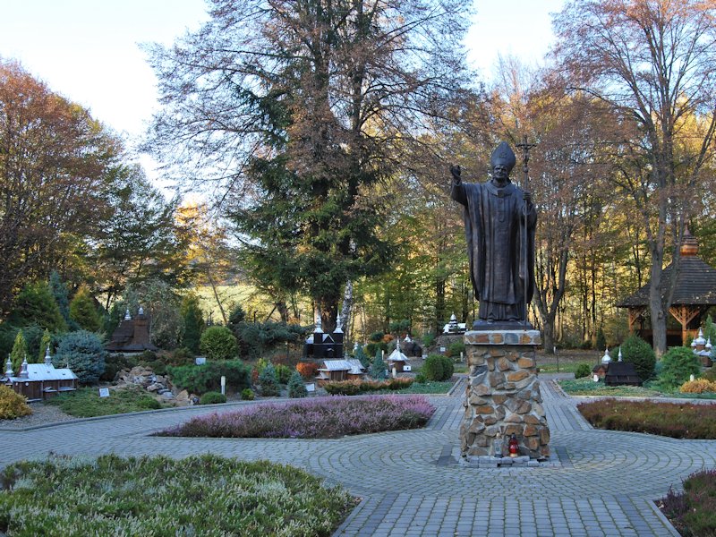 pomnik Jana Pawła II wsród zabytkowych kościołów i cerkwi