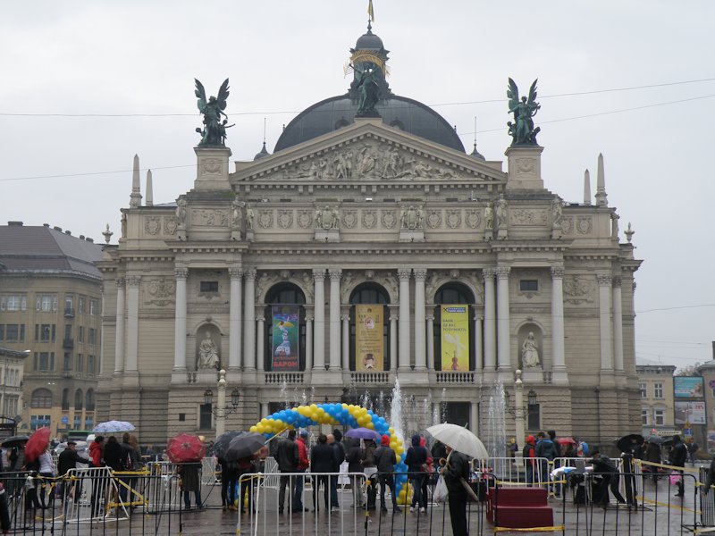 Lwowski Narodowy Akademicki Teatr Opery i Baletu im.Salomei Kruszelnickiej,wzorowany na architekturze antycznej