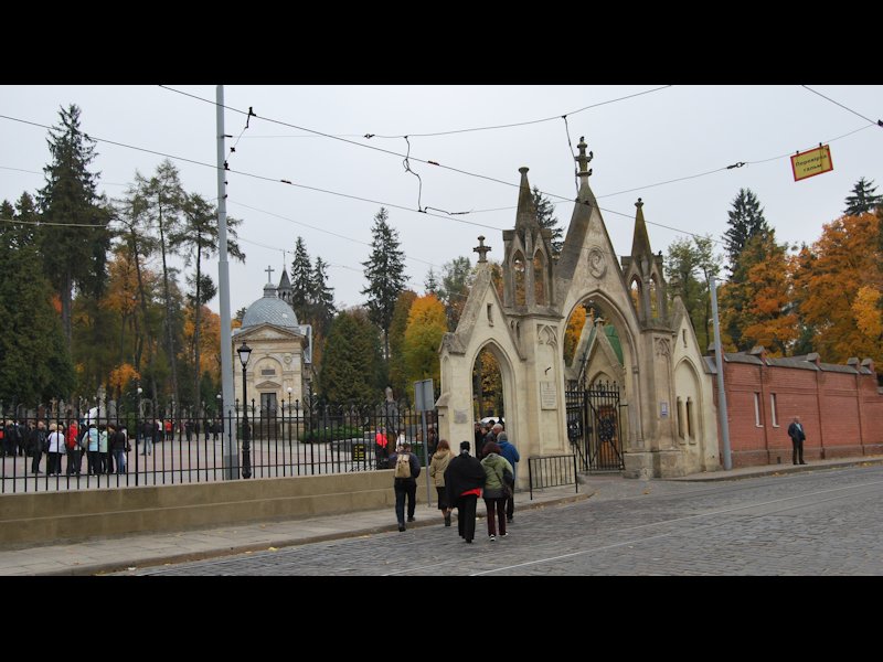 główna brama Cmentarza Łyczakowskiego z ok.1900 roku