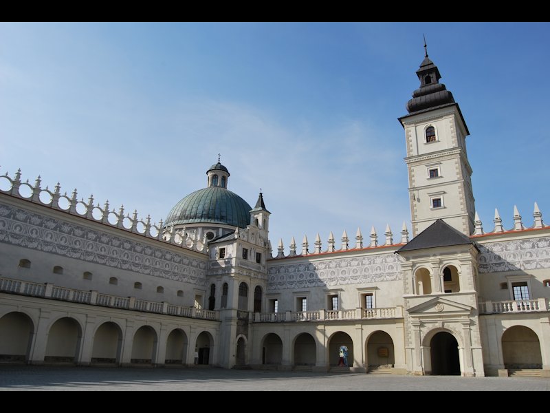 wewnętrzna fasada pokryta sgraffitową dekoracją, w tle widoczna kopuła Baszty Boskiej