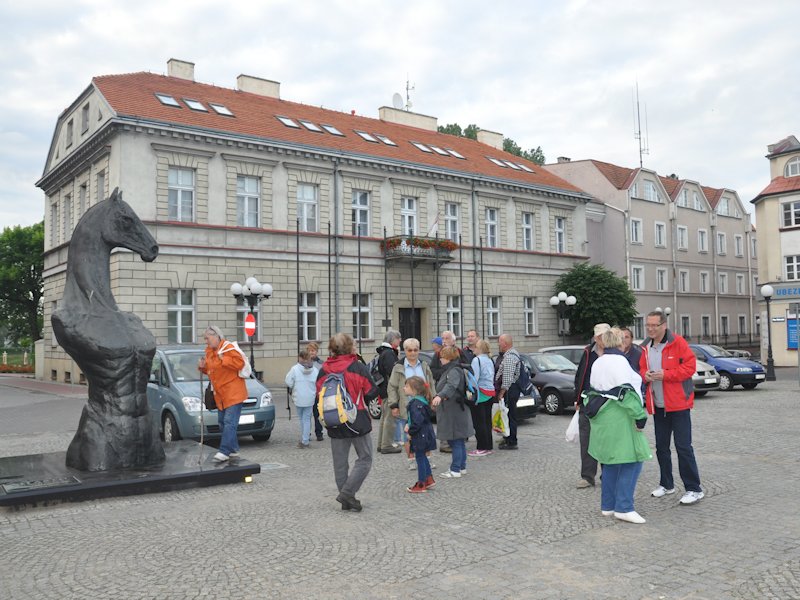 w rynku okazały symbol miasta, w tle budynek Urzędu Miasta, d.Starostwa Powiatowego