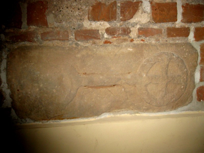 XI-wieczna kamienna płyta nagrobna, jedyna w Wielkopolsce z krzyżem w aureoli - symbol drzewa życia