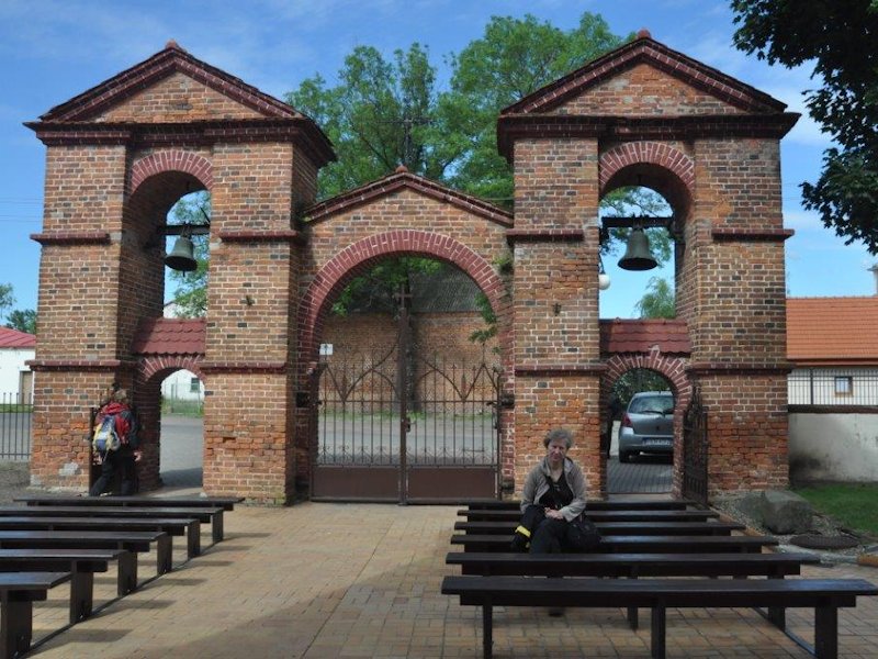 Konin-Gosławice - brama i dzwonnica przy kościele pw.św.Andrzeja Apostoła
