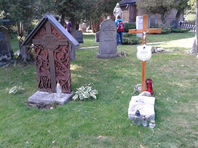 Po jego zwiedzeniu udaliśmy się na przykościelny cmentarz - miejsce pochówku Henryka Tomaszewskiego i Tadeusza  Różewicza