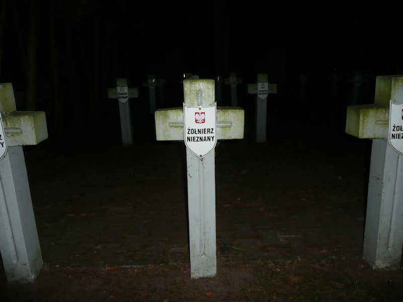 W czasie wieczornego spaceru po Soczewce odwiedzilismy cmentarz, na którym znajdują się mogiły 129 żołnierzy poległych we wrześniu 1939 roku w czasie forsowania Wisły