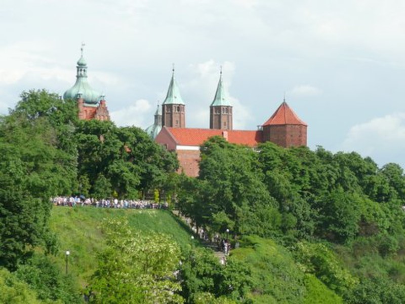 Płock, jedno z najstarszych w Polsce miast, położone pięknie nad Wisłą,  na Tumskim Wzgórzu