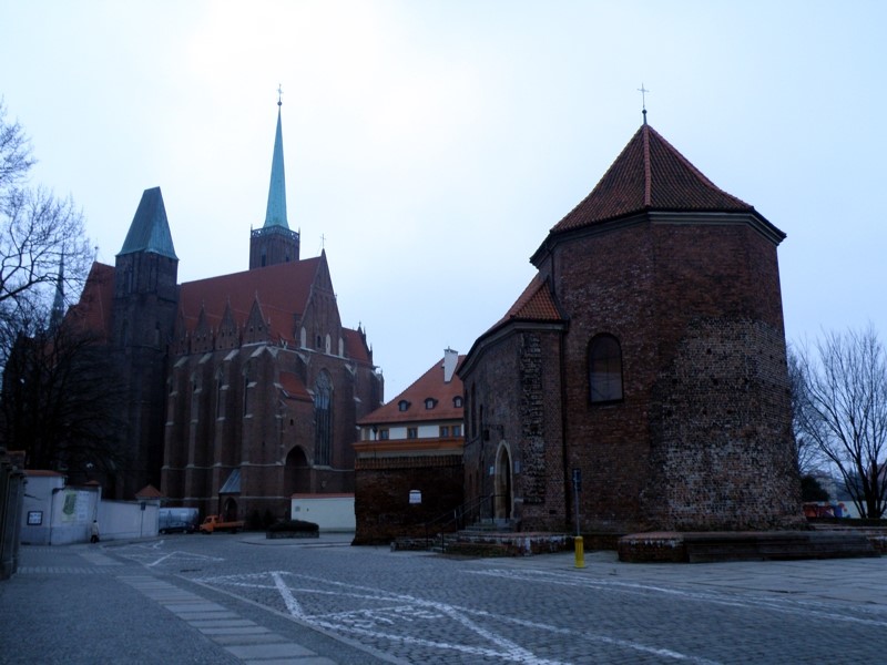 Kościół pw.św.Marcina z trójbocznie zamkniętym prezbiterium, w tle kościół pw.św.Krzyża