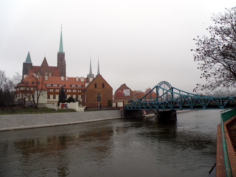 Najstarsza część Wrocławia - Ostrów Tumski, na prawo Most Tumski z symbolicznie zawieszonymi kłódkami  - w dzień ...