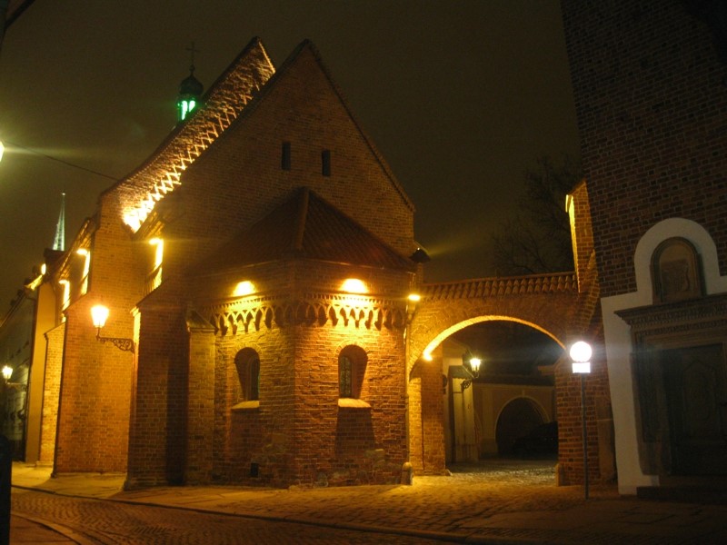 Kościół pw.św.Idziego zbudowany w latach 20-tych XIII w. i Brama zw.Kluskową