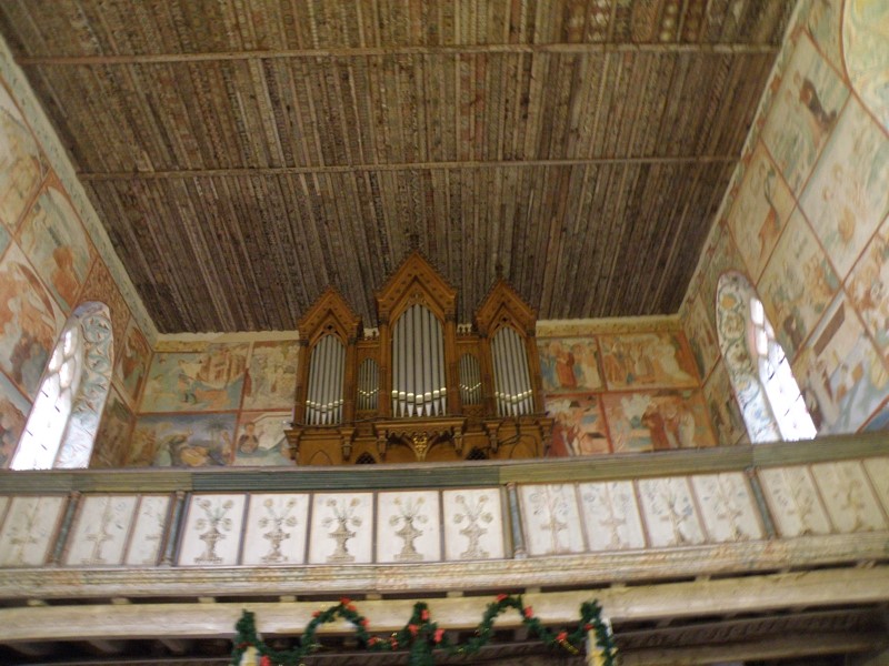 Chór muzyczny z 1717 r .drewniany z prostym malowanym parapetem