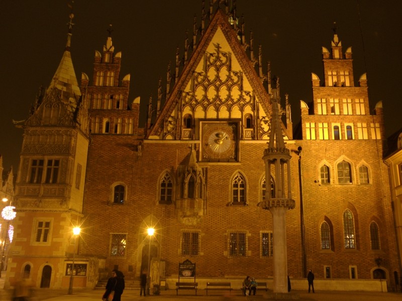 Ratusz, jedyny na Śląsku świecki zabytek najwyższej klasy z epoki gotyku budowany i rozbudowywany w l. 1328-1510