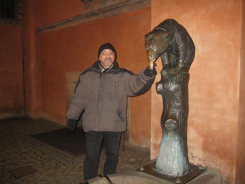 Rzeźba niedźwiedzia na wrocławskim Rynku