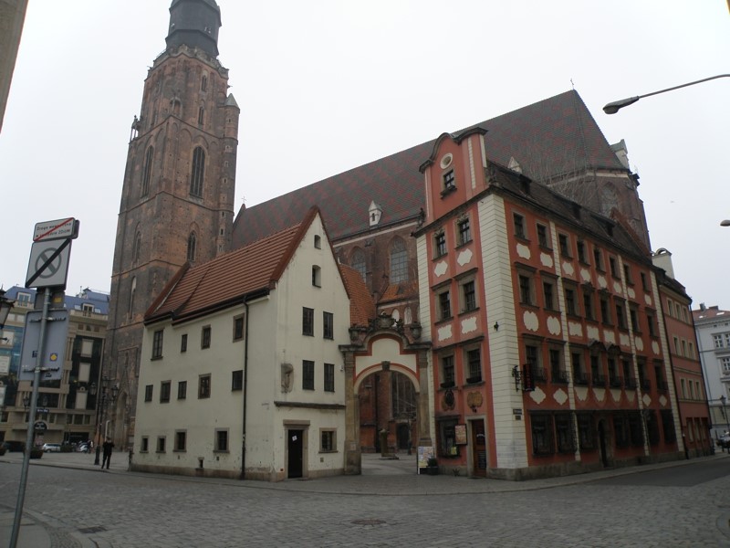 Widok na kamieniczki od strony Rynku, po lewej Jaś , w tle kościół pw.św.Elżbiety