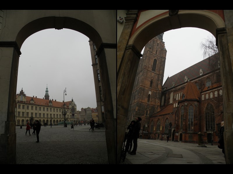 Widok spod arkady kamieniczki Jaś na Rynek i Ratusz oraz kościół garnizonowy pw. św. Elżbiety