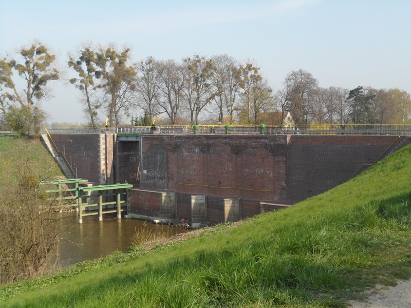 ...wybudowano śluzę będącą zespołem obiektów hydrotechnicznych