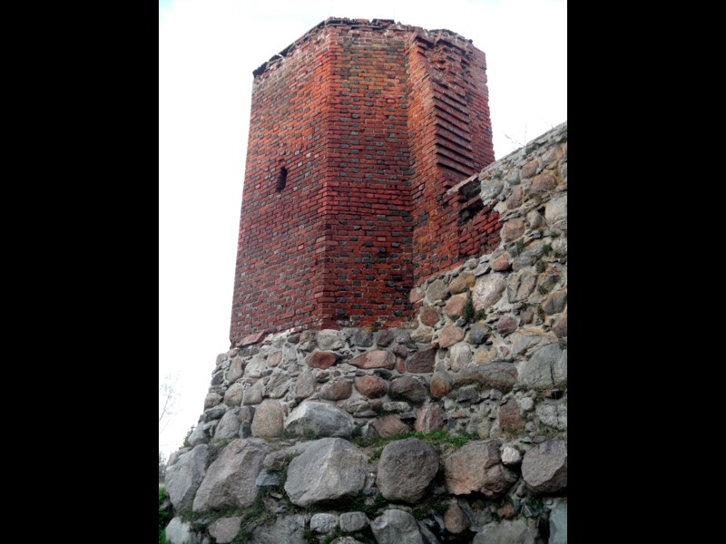Sześcioboczna wieża w murach zamku