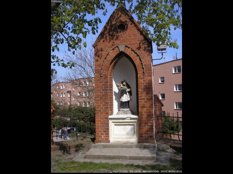 Kapliczka z rzeźbą Św. Jana Nepomucena