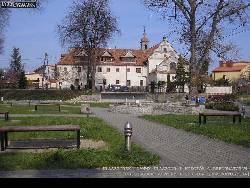 Barokowy budynek d. klasztoru zakonu Bernardynów-Reformatów z kościołem Św. Ducha z XVII w.