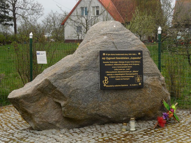 Obelisk poświęcono mjr Zygmuntowi Szendzielarzowi pseudonim Łupaszko