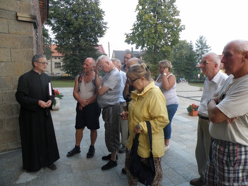 Ksiądz snuje opowieść o historii kościoła
