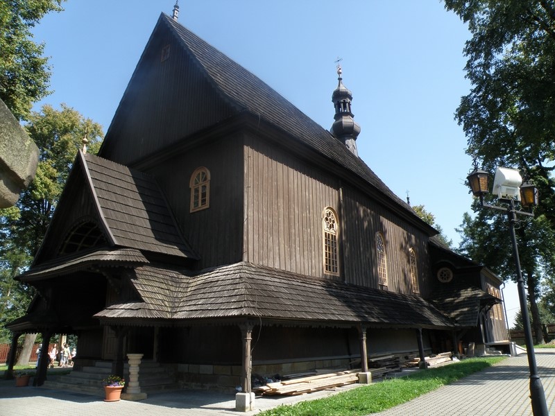 Świątynia powiększona na pocz.XXw. jest obecnie najdłuższym drewnianym kościołem  w Polsce